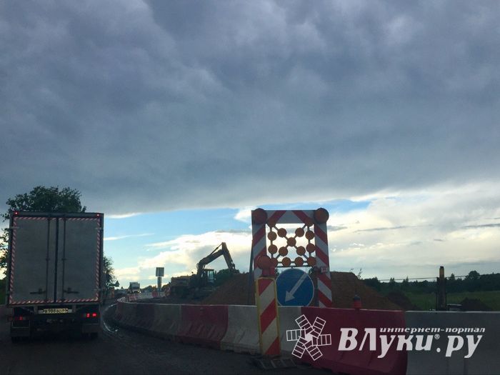 Пробка на трассе М9 на выезде из Великих Лук (ФОТО)