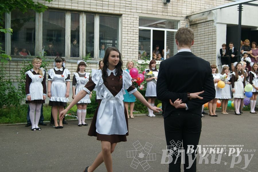 «Последний звонок» в школах Великих Лук