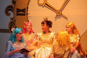 «Принцессу на горошине» и «Свинопаса» показал Великолукский драматический театр (фото)