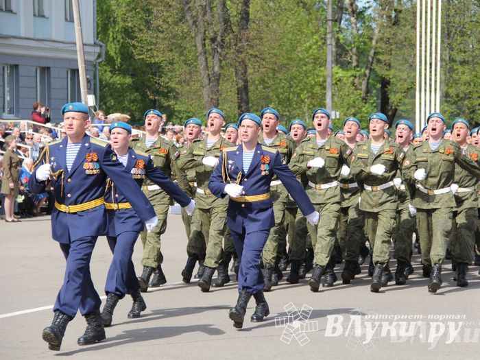 Парад Победы в Великих Луках (фото)