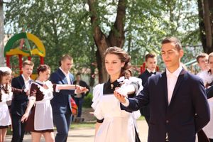 В Великих Луках прозвенели «последние» звонки (ФОТО)