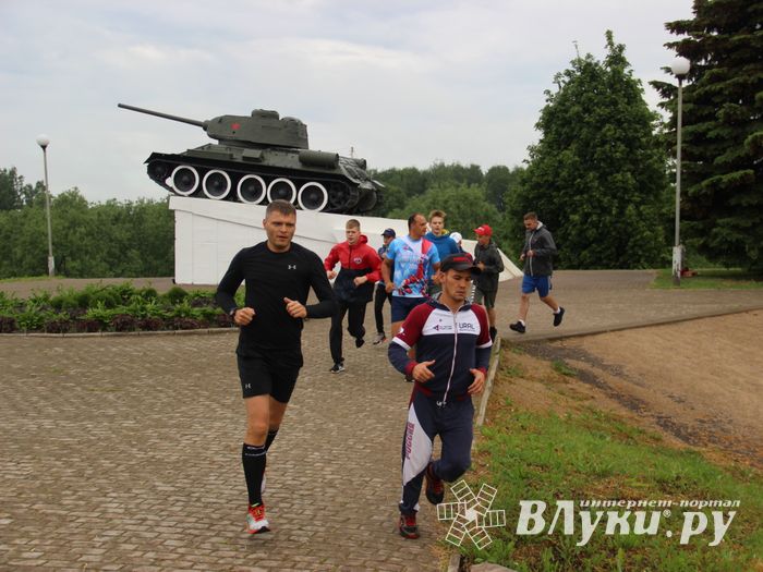 Великолучане провели зарядку с чемпионом (ФОТО)
