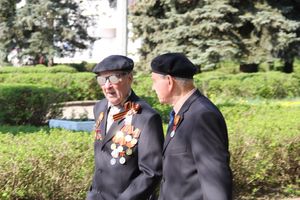 9 мая в Великих Луках. Шествие и салют