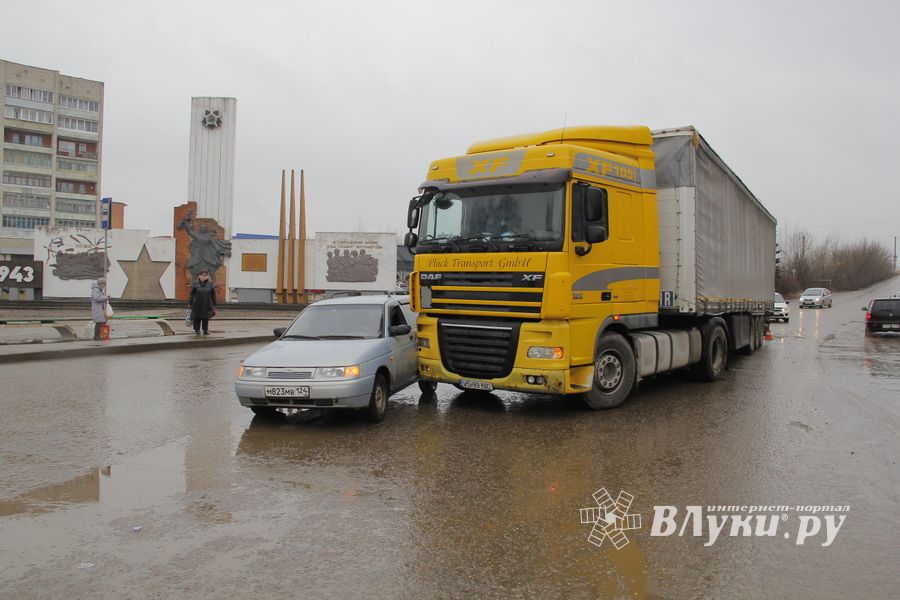  В Великих Луках на площади Калинина опять ДТП (ФОТО)