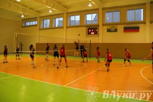 В Великих Луках проходит турнир по волейболу среди женских команд (фото)