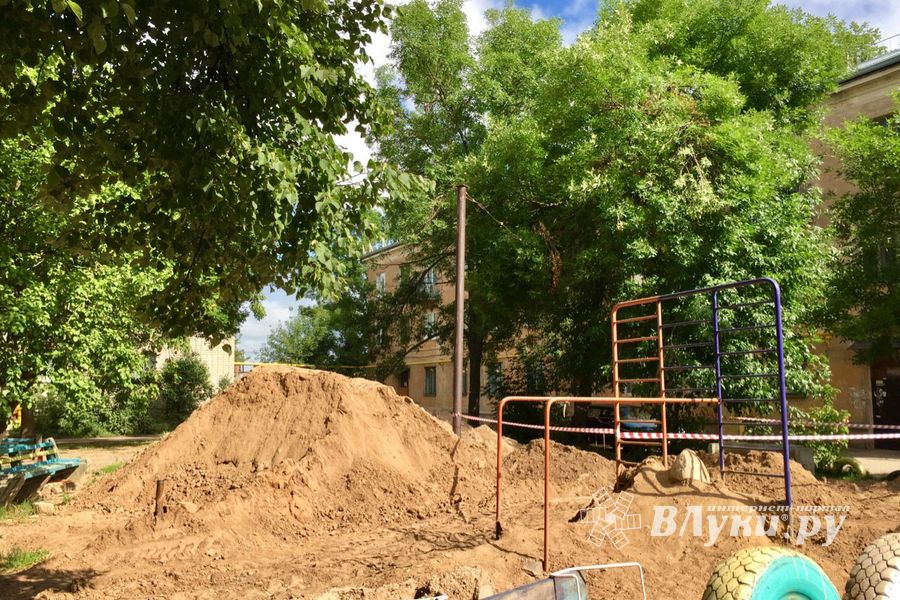 В Великих Луках продолжается ремонт дворов (ФОТО)