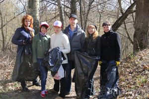 На трудовой субботник вышли представители великолукских СМИ и пресс-службы администрации города (фото)