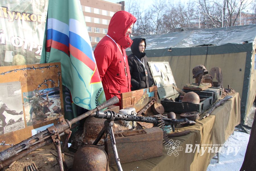 Великолучанам показывают армейскую технику и кормят кашей (6+) (ФОТО)