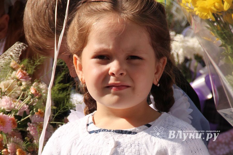 Самую многочисленную школу Великих Лук пополнили 116 первоклассников (ФОТО)