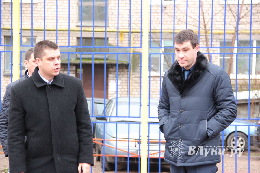 Заместитель губернатора области области спортивную площадку в Великих Луках, но еще больше — грязь и ямы (ФОТО)