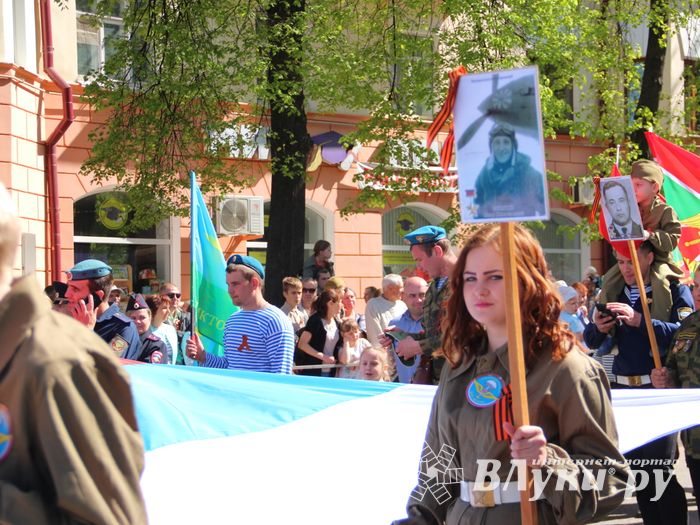 По центральному проспекту Великих Лук прошёл  «Бессмертный полк» (0+) (ФОТО)