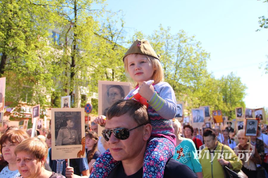 По центральному проспекту Великих Лук прошёл  «Бессмертный полк» (0+) (ФОТО)