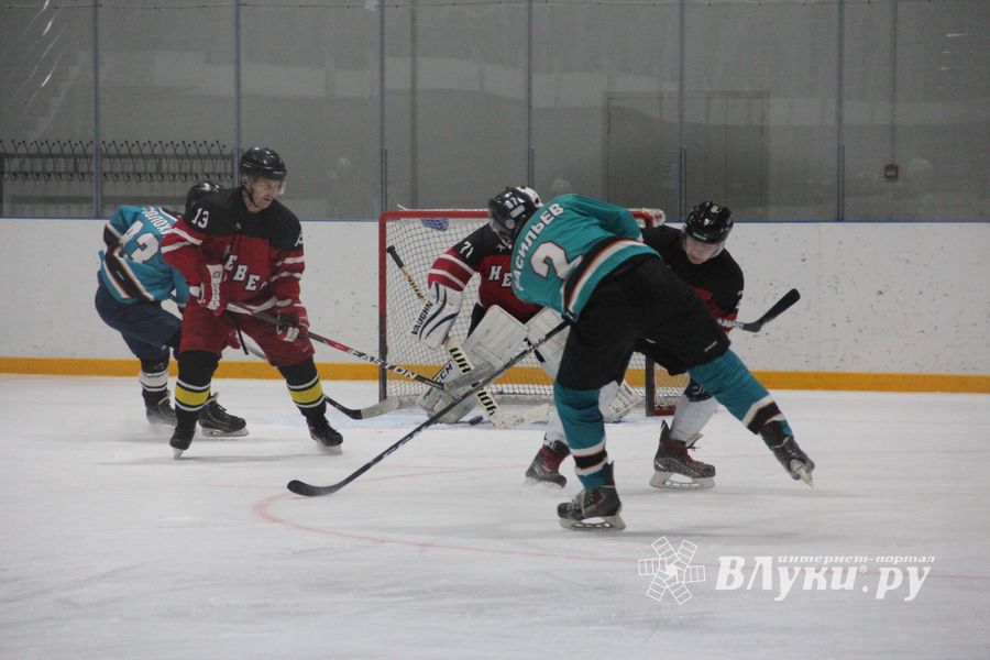 В Великих Луках прошли хоккейные матчи (ФОТО)