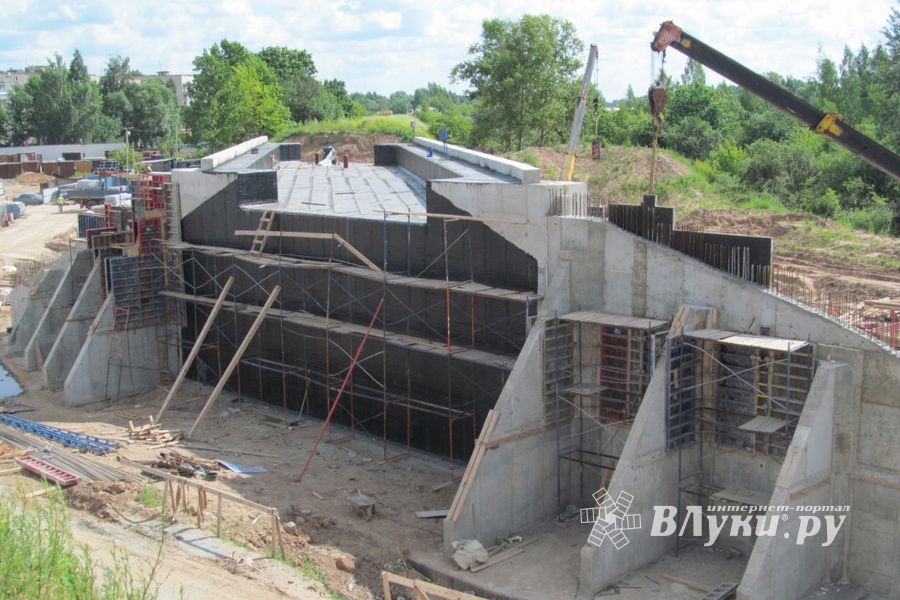 В Великих Луках на путепроводе завершена надвижка левого пролета (ФОТО)