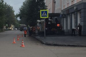 На ул. Некрасова в Великих Луках появился новый асфальт, на здании городской администрации — штукатурка (ФОТО)