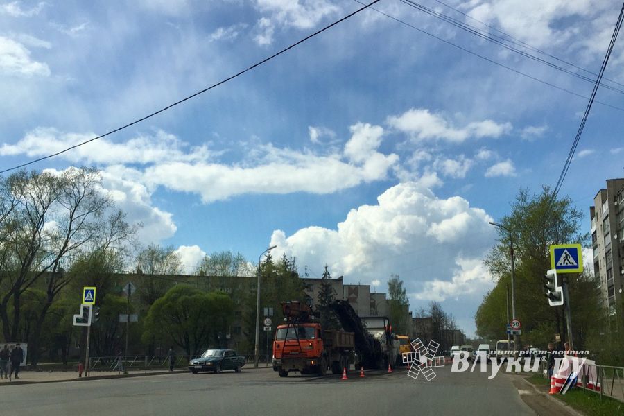 В Великих Луках ремонтирую дороги (ФОТО)