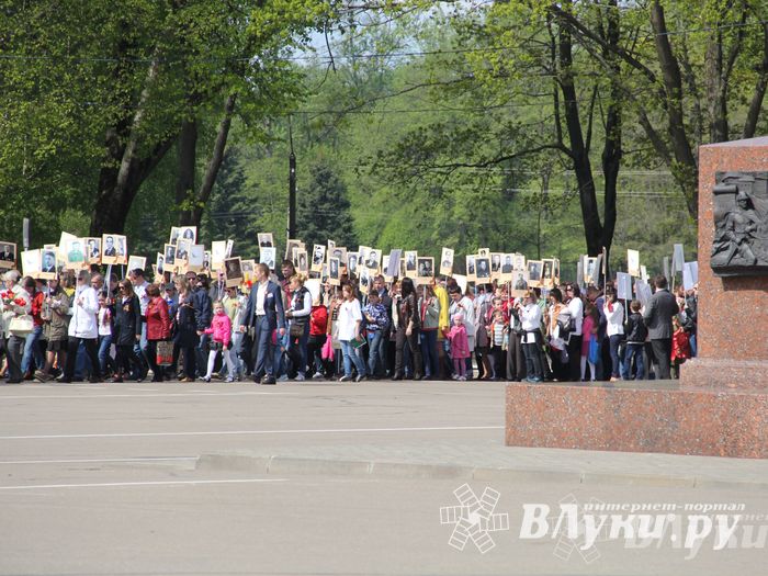 Парад Победы в Великих Луках (фото)