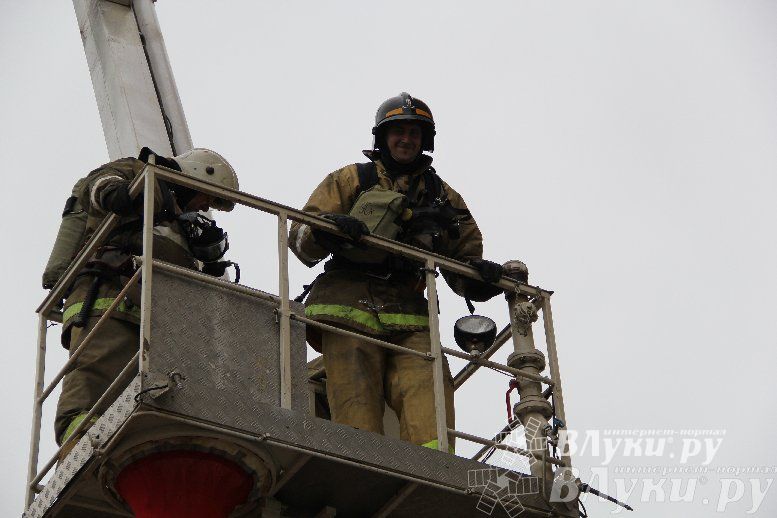 В Великих Луках прошли областные соревнования среди пожарных по спасению пострадавших