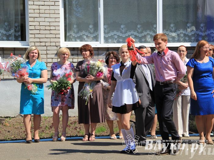 В Великих Луках прозвенели «Последние звонки»