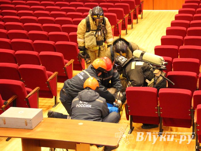 В Великих Луках «захватили заложников» (фото)