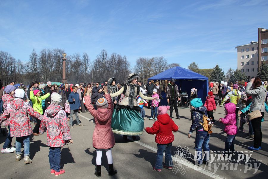 Универсальная торговая ярмарка «Весна-2015» прошла в Великих Луках (фото)