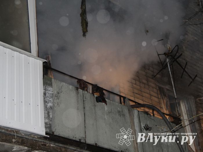 Фоторепортаж: пожар на Зверева в Великих Луках (ФОТО 18+)