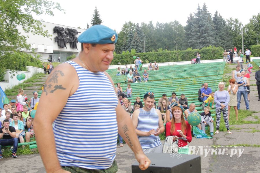 В Великих Луках отмечают День ВДВ (ФОТО)