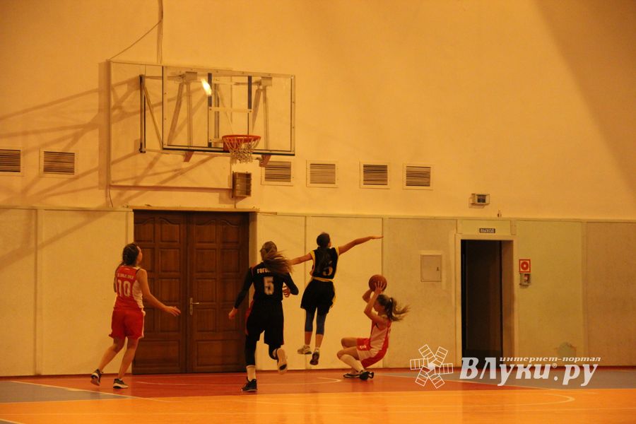 Великолукские баскетболистки борются за Кубок города (ФОТО)
