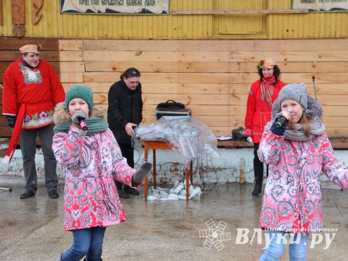 В Великих Луках сожгли Масленицу (фото)