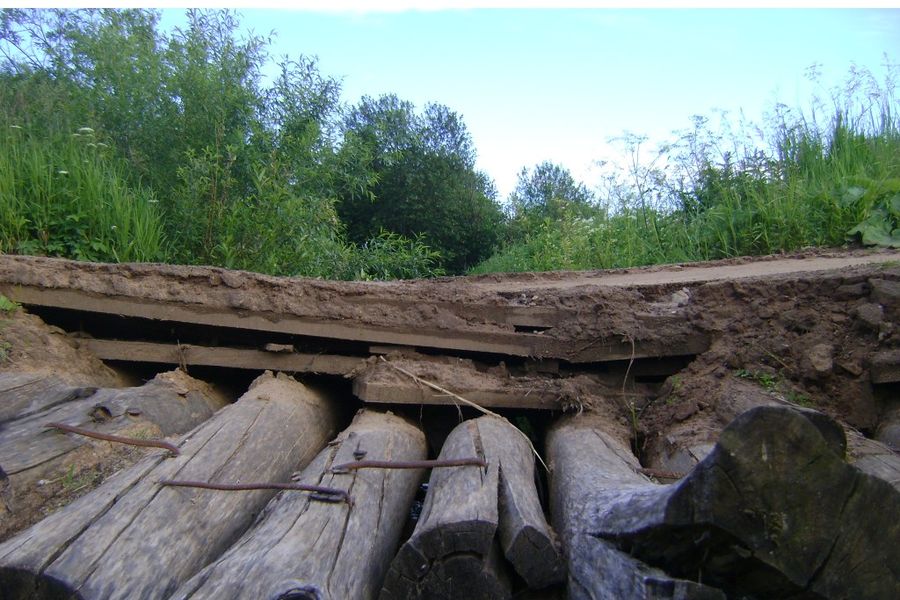 Жители Великолукского района жалуются на отсутствие дороги и смертельно опасное «направление» (ФОТО)