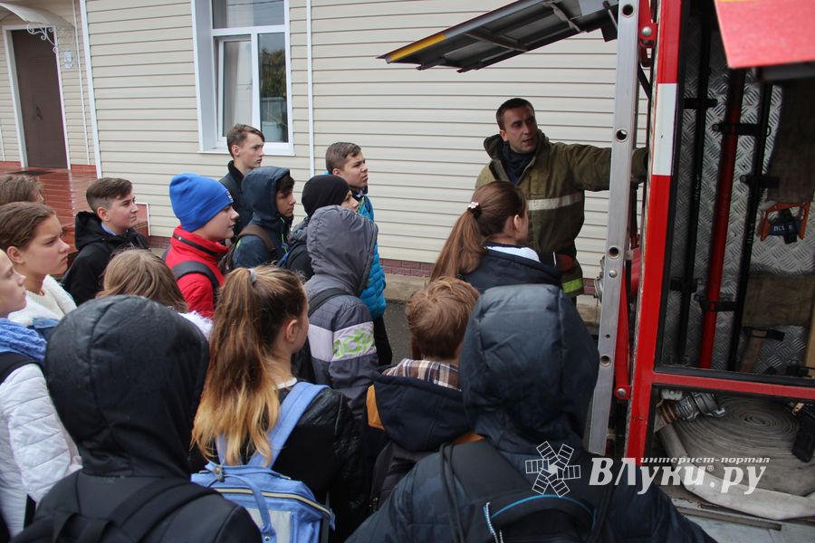 Великолукских школьников познакомили со спасательной техникой (ФОТО)