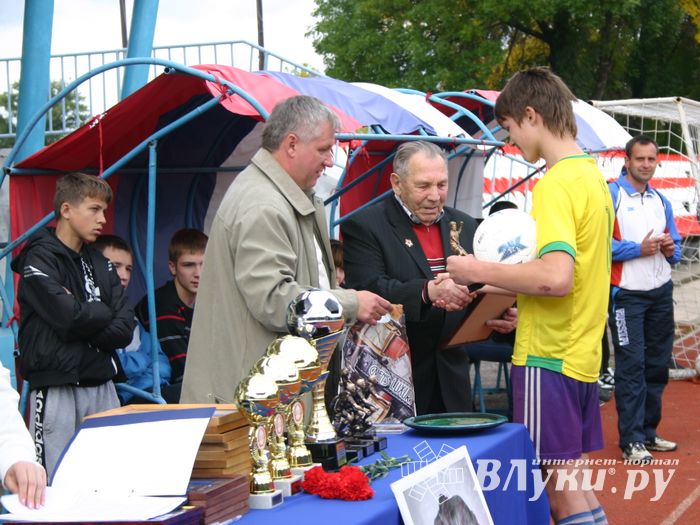 Награждение победителуй турнира по футболу памяти М.Ф. Хренова 