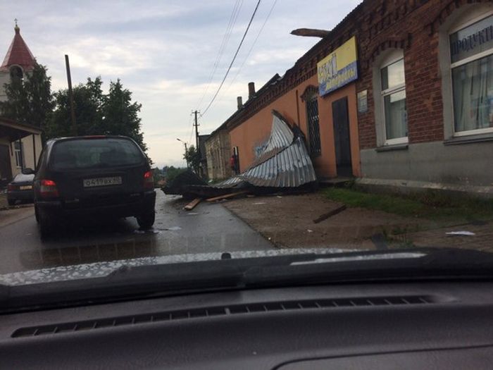 Ураган в Псковской области валил деревья и срывал крыши (ФОТО)