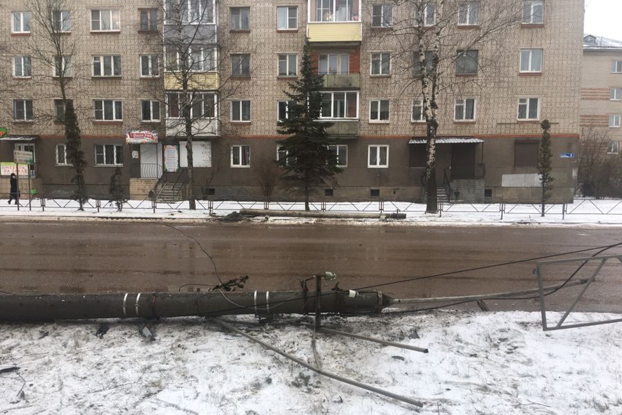 На проспекте Гагарина автомобили сбили столб (ФОТО)