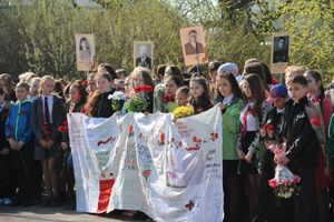 Ученики лицея №11 возложили цветы к могилам Братского кладбища (ФОТО)