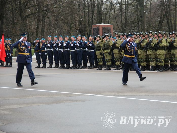 В Великих Луках прошел Парад Победы (ФОТО)