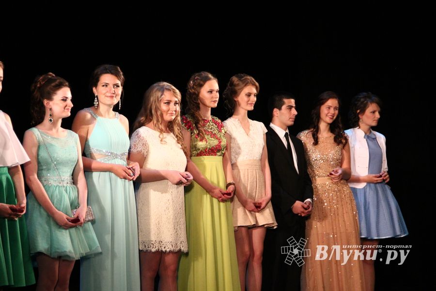 Великолуких выпускников наградили (ФОТО)