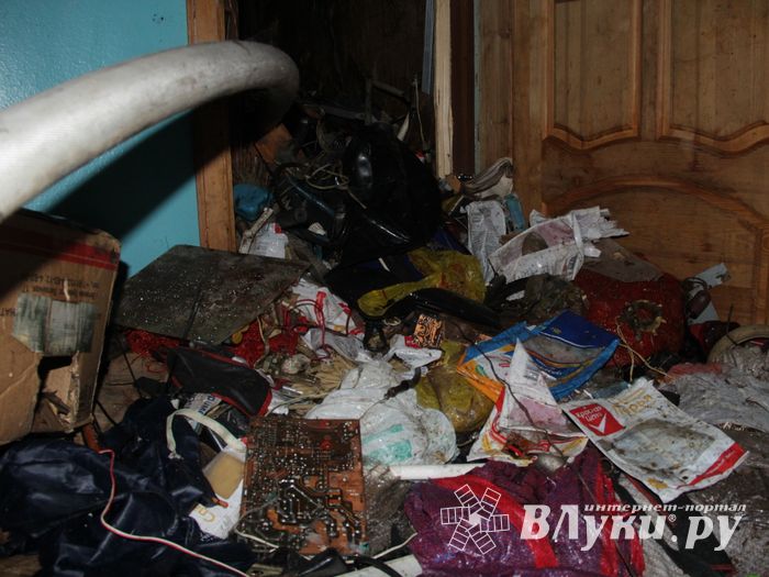 Фоторепортаж: пожар на Зверева в Великих Луках (ФОТО 18+)