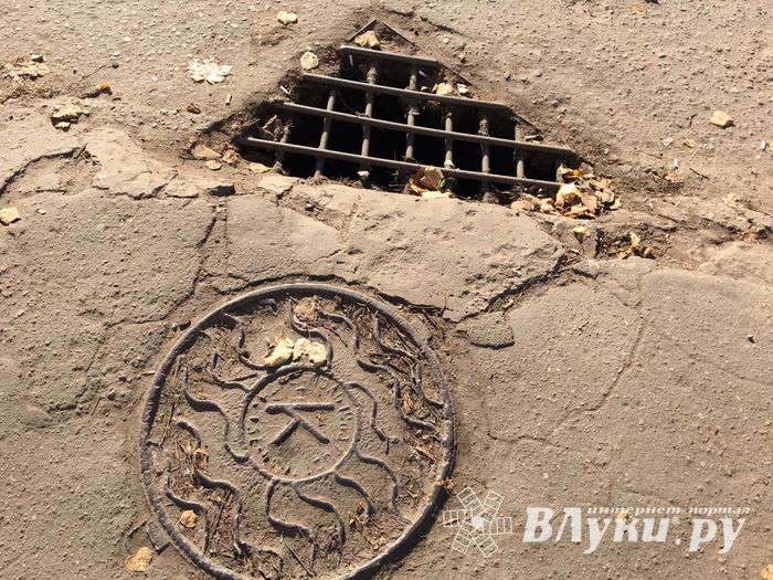 Ливневый колодец в центре Великих Лук приобрел новую «одежку»