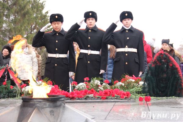 У Вечного огня в Великих Луках прошёл торжественный митинг (фото)