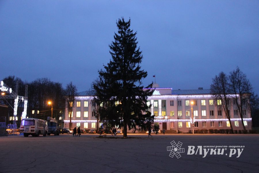 Необычное украшение сняли с главной ёлки Великих Лук