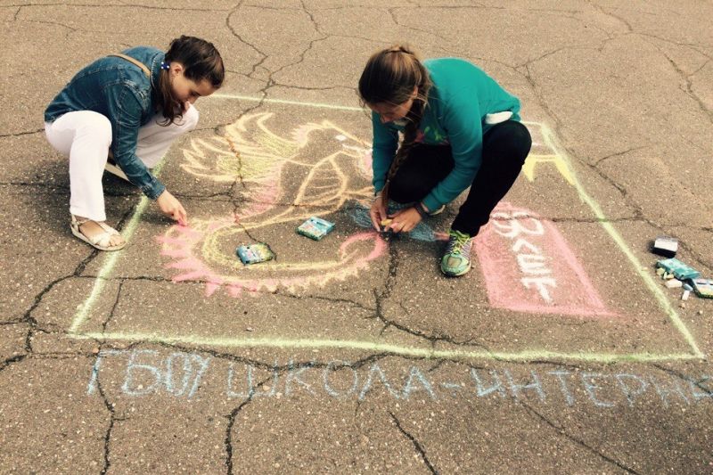 В Великих Луках прошел конкурс детского рисунка на асфальте (ФОТО)