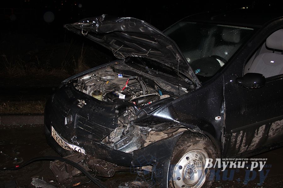 В Великих Луках от ул. Вокзальной до ул. 3-еЙ Ударной Армии в связи с ДТП затруднено движение (ФОТО)