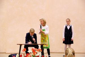 В Великих Луках поздравляют мам (ФОТО)