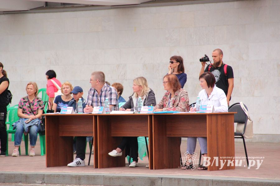 В Великих Луках проходит ​Международный фестиваль-конкурс среди мажореток и барабанщиц (ФОТО)