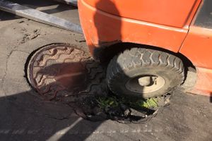 На проспекте Октябрьском провалился асфальт (ФОТО)