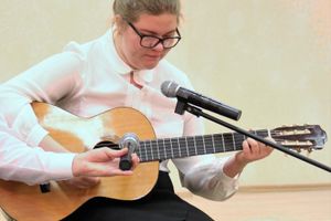 В Великих Луках ученики школы №13 поздравили своих педагогов (ФОТО)