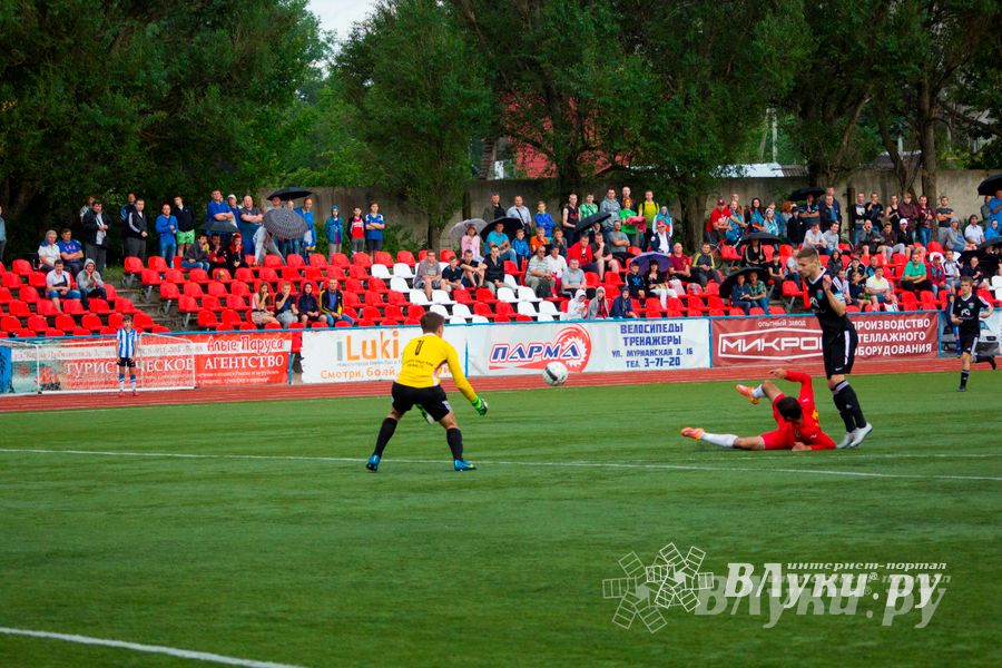 Матчи по футболу в рамках Первенства России проходят в Великих Луках (фото)