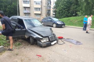 ДТП в Великих Луках: мерседес vs жигули (ФОТО)