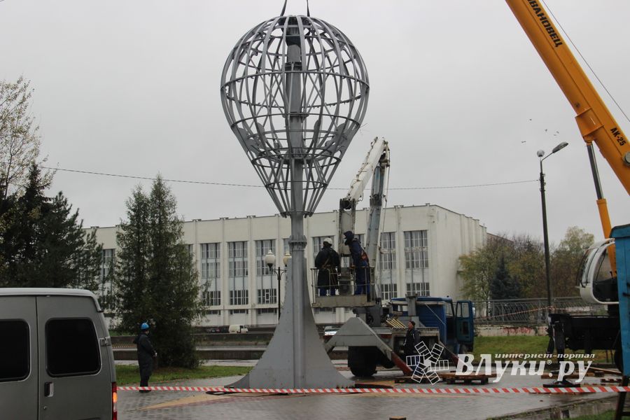 Знак воздухоплаванию устанавливают в Великих Луках (ФОТО)